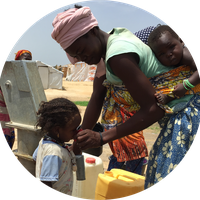 Maman qui donne à boire à sa fille en Afrique